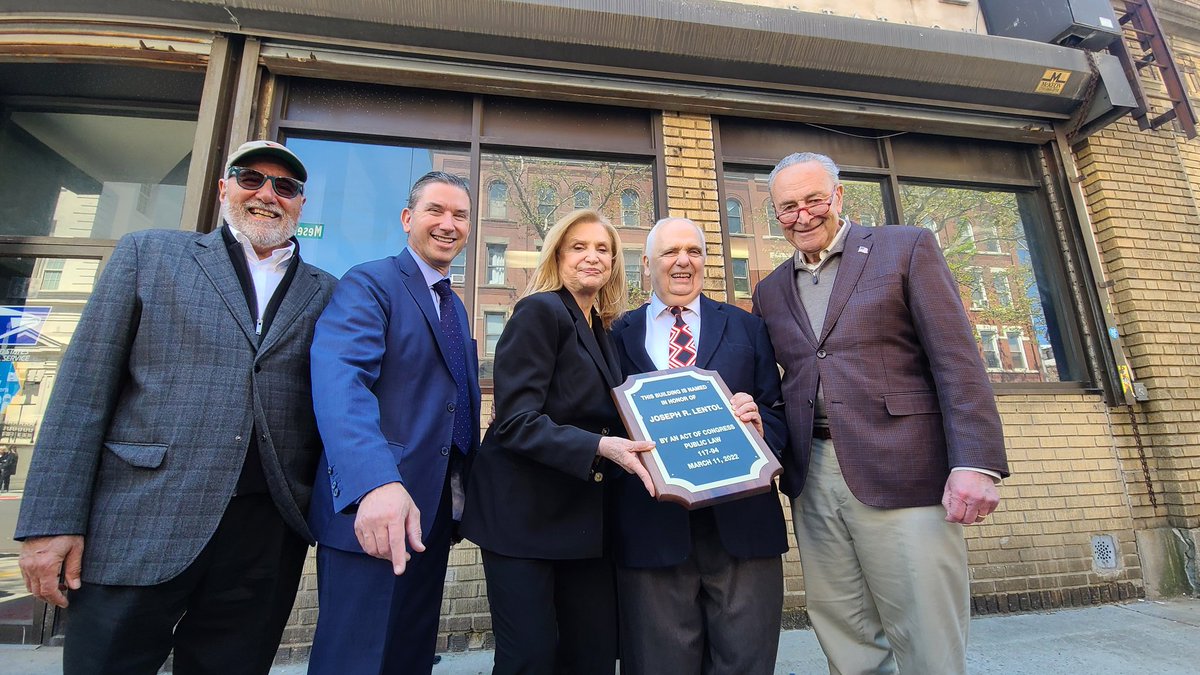 emiliainnyc's tweet image. Full house of Greenpointers joining @RepMaloney @SenSchumer to make @assemblymanjoe&apos;s Joseph R. Lentol Post Office official 🥳