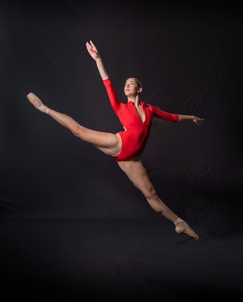 HurstDanceDept's tweet photo. Senior 🔦: Sydney Gondringer will be dancing w/ Sceiche Dance Collective this summer and Virginia National Ballet next year. Sydney has enjoyed taking in every moment of senior year and will miss all her friends. Her Raw Edges explores how colors influence emotions and our brains https://t.co/ALaRli2RaY