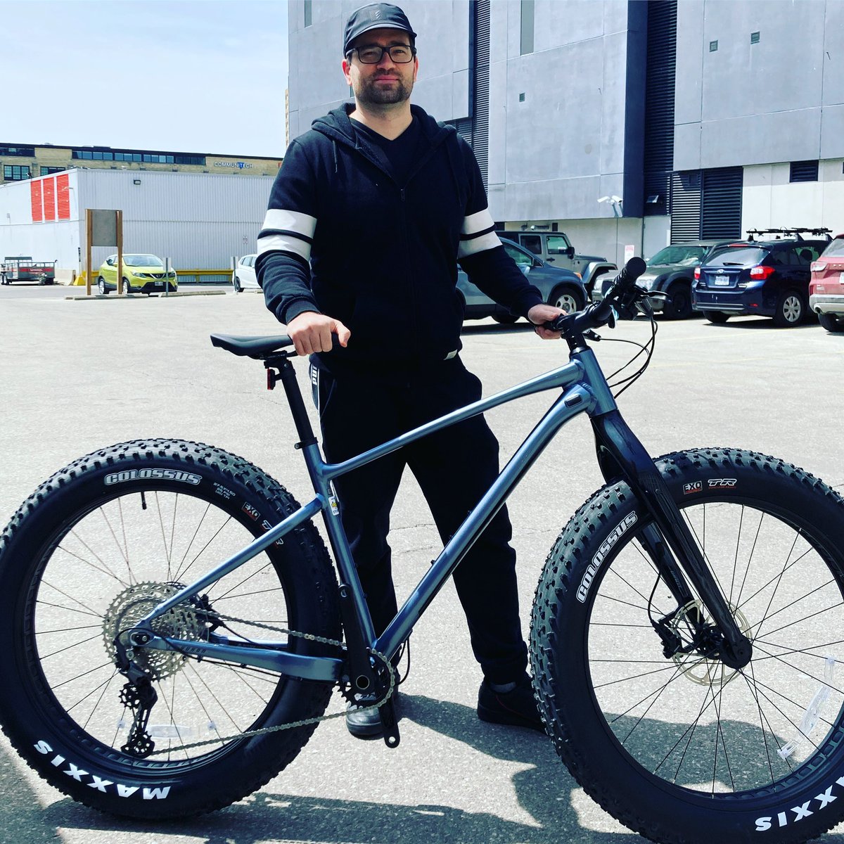 ZiggysCycleKW's tweet photo. Super start to a beautiful Saturday 🤘
We hope you enjoy your @ridegiantbikes Yukon 2 ready for #fatbikefun !!!
#fatbikes #fatbikelife #fatbiking #fatbiker #giantyukon #dtk #newbike #newbikeday https://t.co/AzmxtxcNtG