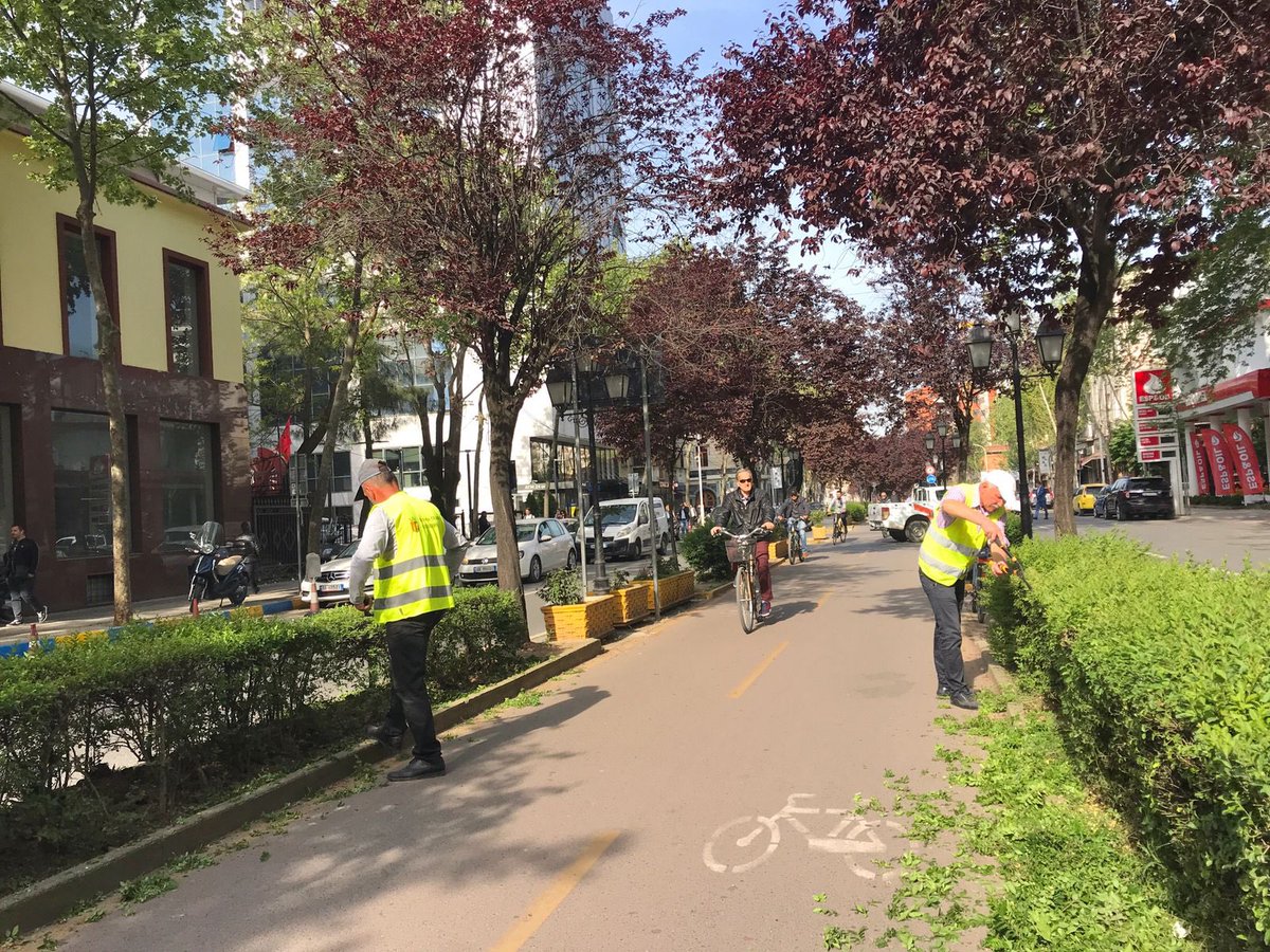 ArlindaBinjaku's tweet photo. Të palodhur e plot dashuri 🥰, punëtorët 👷🏻‍♂️ e qytetit kujdesen çdo ditë për Tiranën tonë.    
Infatigables et pleins d'amour, les travailleurs de la ville prennent soin de notre Tirana au quotidien. #jkn #jkn2022
#InternationalCulturalWeeks #Albania
#FrenchCultureWeek https://t.co/K86KPH0lof