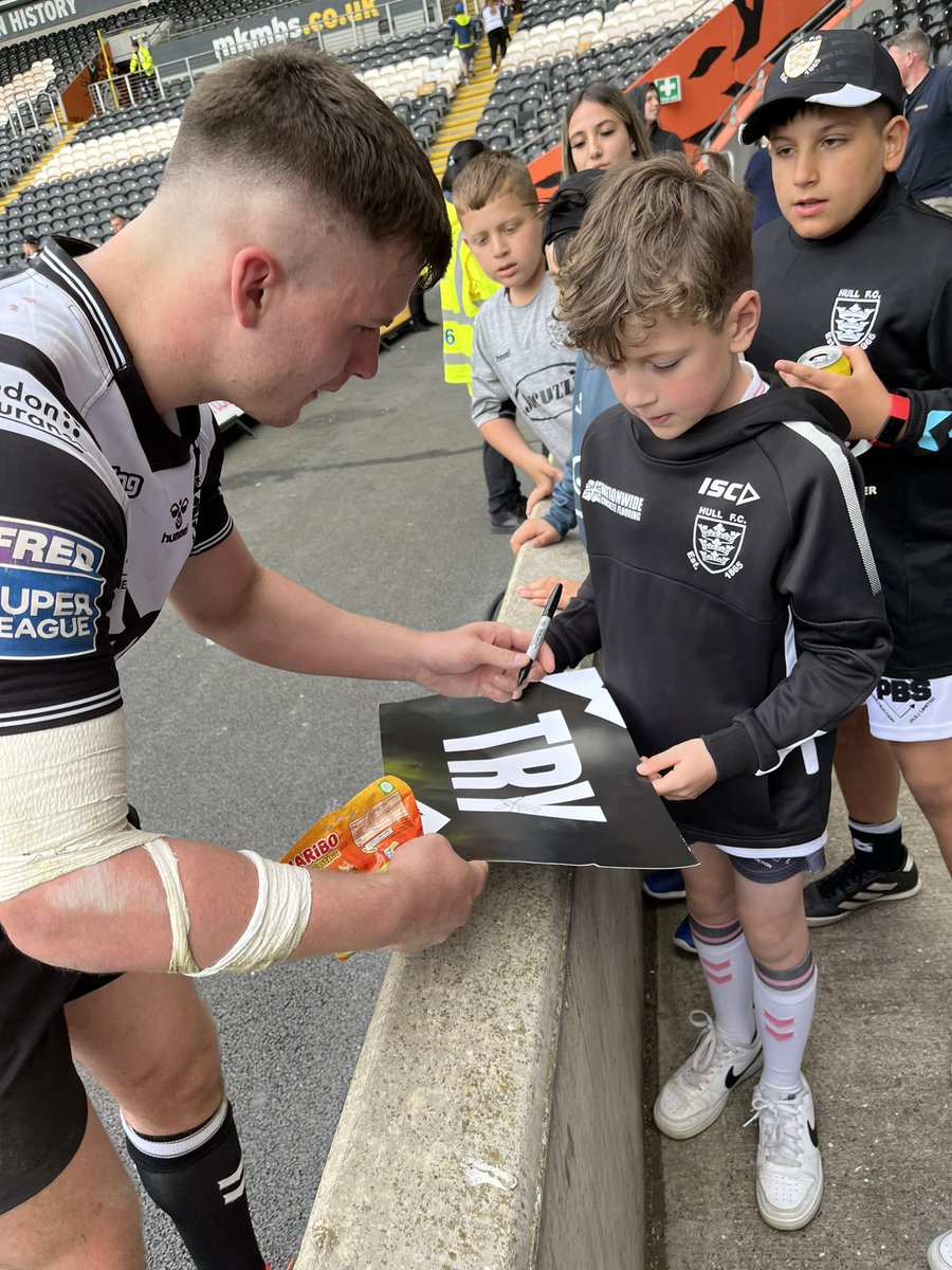 allsaintsfed's tweet photo. What an unbelievable afternoon at @hullfcofficial 🖤🤍🖤🤍 (Quick selfie with the Airlie Bird on the way back to our seats!!!) https://t.co/OgY8mHbann