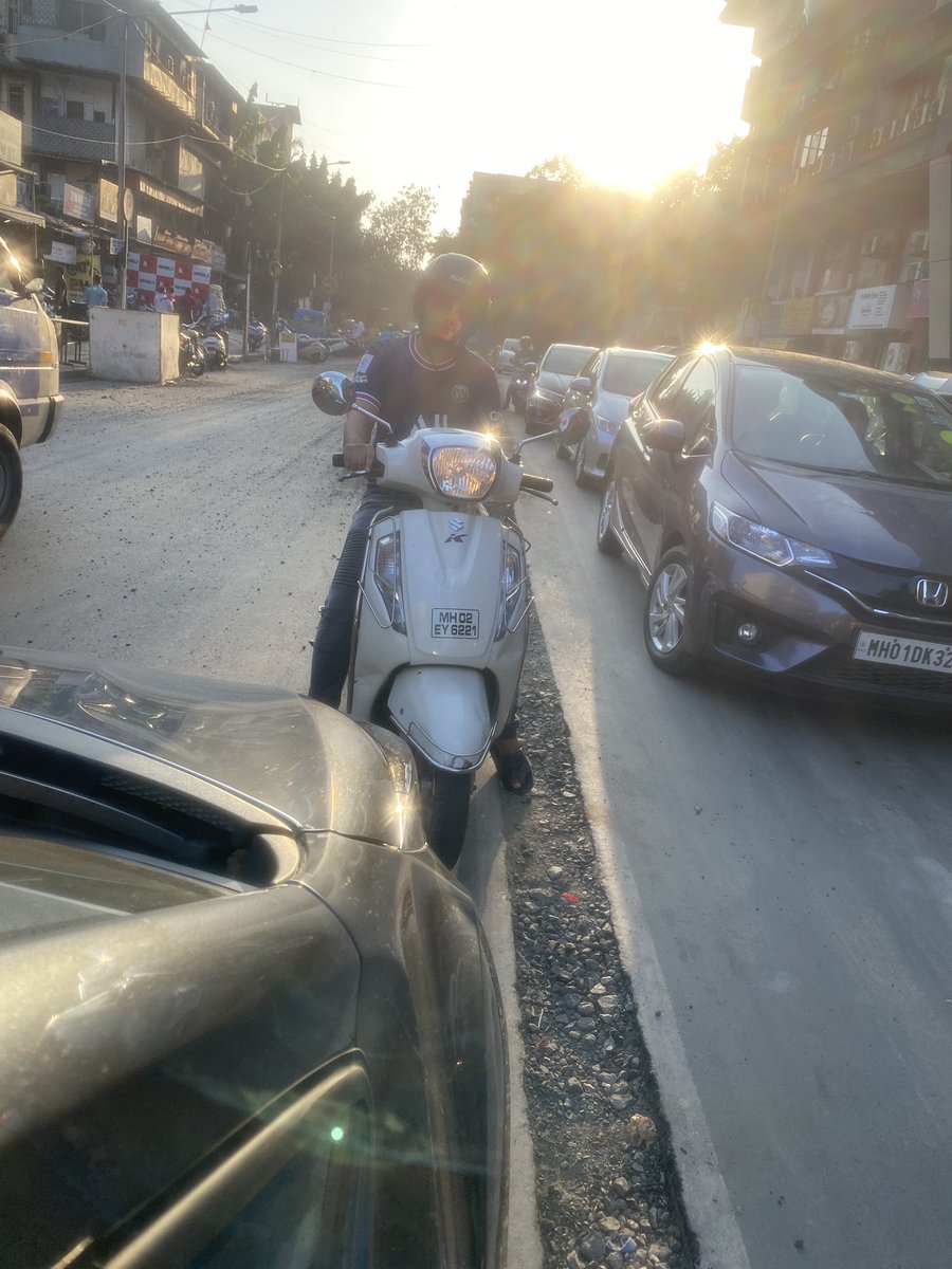 pushpak36's tweet photo. This guy was feeling proud to change the lane and didn’t move for quite a while. He was laughing that he was driving from the wrong side. MH02EY6221 @MumbaiPolice @mumbaitrafficop https://t.co/uKCvBZ78ay