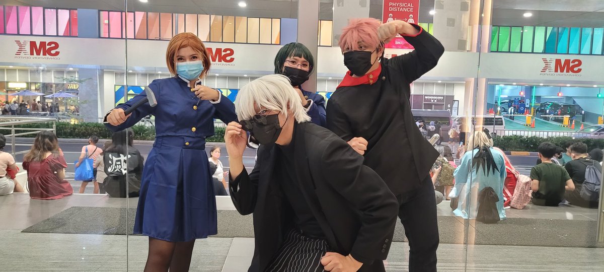 Impromptu cosgroup at CosCarnu Day 1

Medyo disaster yung event, pero masaya naman sa mga nameet na tao