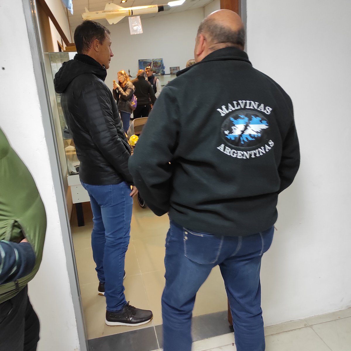 RepublicaModelo's tweet photo. Hoy recorremos el museo de nuestros verdaderos héroes junto @Arielraman 
Hay cosas que los argentinos jamás podremos olvidar. 🇦🇷

#heroes #malvinasargentinas #malvinasargentinas #Argentina #RM #republica🇦🇷 #paisjusto
#paiseficiente #paisproductivo https://t.co/VSLAOIx5uZ