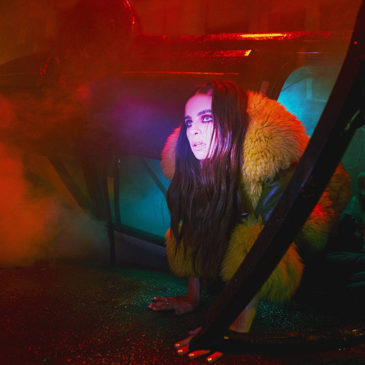 Mais um hit? Confira a capa de "FBI", novo single da menina solta Giulia BE que chega em 5 de maio. (📸: Giovanni Bianco / Juliana Rocha)