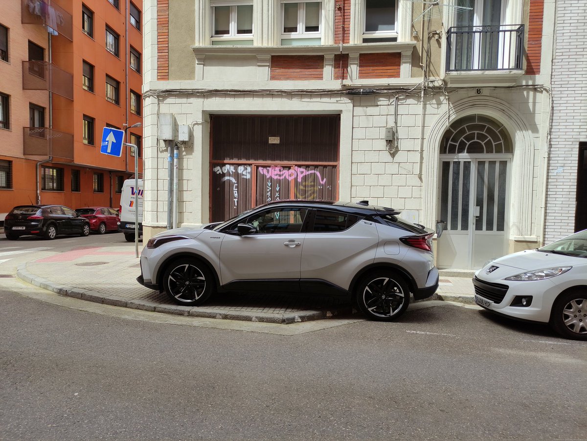 santanattor's tweet photo. @PoliciadeBurgos ¿Qué hacemos con este coche? Siempre aparca ahí para tomar los vinos con todo el descaro sea entre semana o fin de semana. #Burgos @Aytoburgos https://t.co/ExHREbGpYL