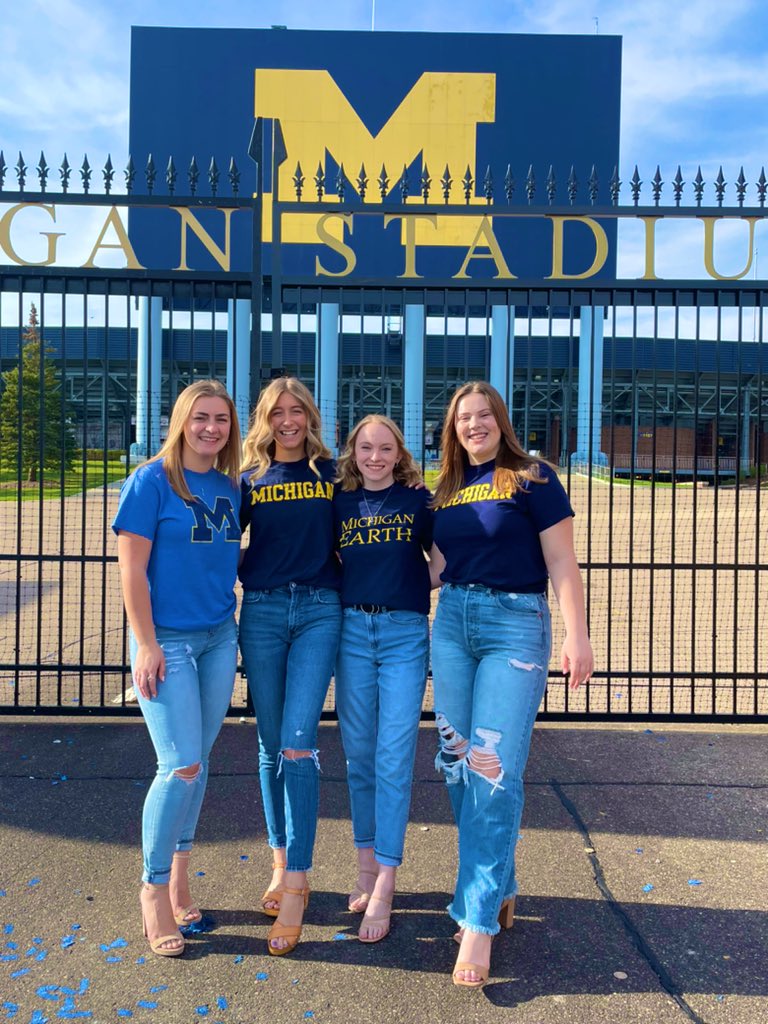 BaileyCurtis3's tweet photo. besties! #mgograd https://t.co/K8MoWK6os1