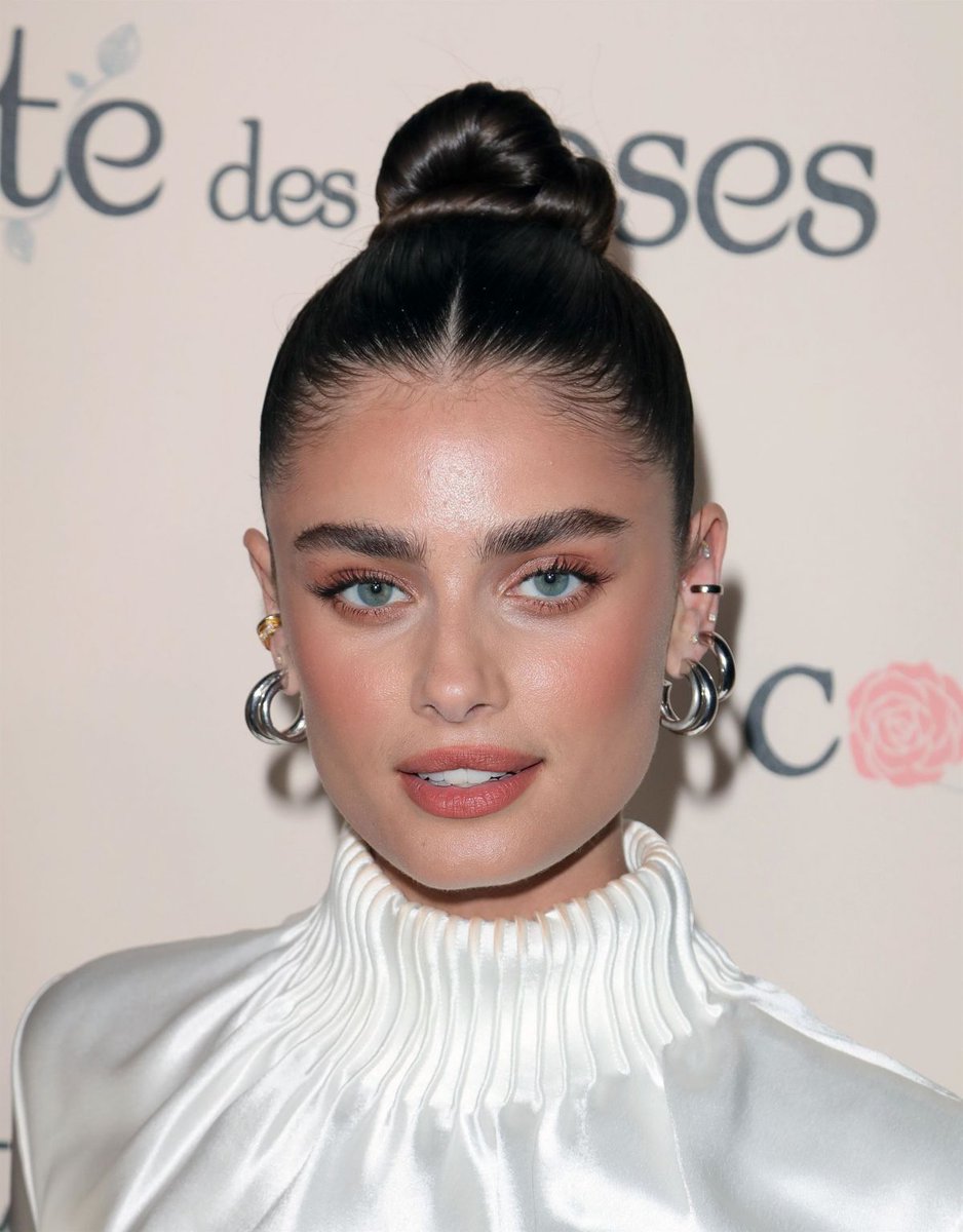 taylorhillarg's tweet photo. Taylor Hill en la fiesta de lanzamiento de la campaña de Cote Des Roses en Los Ángeles - 29/04 https://t.co/FpQlZYZumh