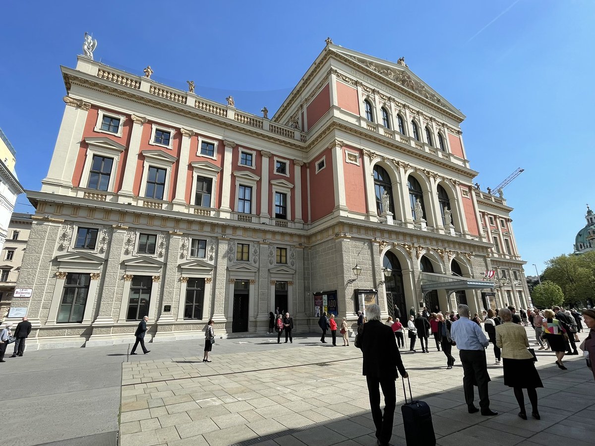 LandauDaniel's tweet photo. Eingeladen in den @Musikverein, und das noch zu einem Konzert der @Vienna_Phil ❤️
Sie spielen unter #Thielemann, Strauss (ua vier letzte Lieder, #Nylund 😍) und dann Bruckner. Der Himmel auf Erden, danke 🙏😍 https://t.co/YXBPJJlzmw