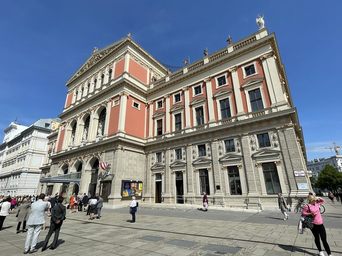 LandauDaniel's tweet photo. Eingeladen in den @Musikverein, und das noch zu einem Konzert der @Vienna_Phil ❤️
Sie spielen unter #Thielemann, Strauss (ua vier letzte Lieder, #Nylund 😍) und dann Bruckner. Der Himmel auf Erden, danke 🙏😍 https://t.co/YXBPJJlzmw