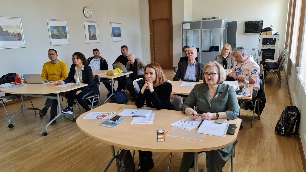 Saricam_HEM's tweet photo. Koordinatörlüğünü yürüttüğümüz🇹🇷 #ErasmusPlus  ASL Projemizin final toplantısı tüm ortak kurum temsilcilerinin ve Letonya EPALE temsilcisinin katılımıyla 29 Nisanda Letonya'nın Başkenti Riga'da gerçekleştirilmiştir. 
@kocakysr @uygarinal @ulusalajans @epaletr #yetiskinegitimi https://t.co/Wn4QVwNkgK
