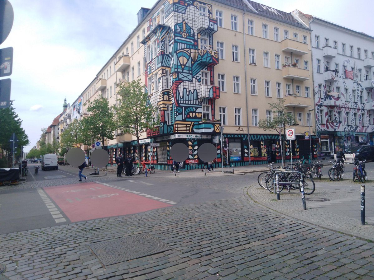 Sama32Haus's tweet photo. Vorbereitung des #Strassenfest in der #Rigaer im #Nordkiez #Samariterviertel am #b3004 #Walpurgisnacht in #Berlin #Friedrichshain https://t.co/7PrmdLPwEz