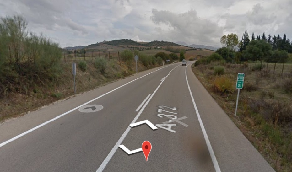 E112Andalucia's tweet photo. 🔴 Un fallecido y un herido en un accidente entre dos motos y un turismo en #ArcosdelaFrontera #Cádiz

➡ El siniestro ha tenido lugar este mediodía en la carretera A-372. Más datos sobre este suceso en el siguiente enlace ⬇
https://t.co/HHSptf1yEI https://t.co/BpBp8JuydS
