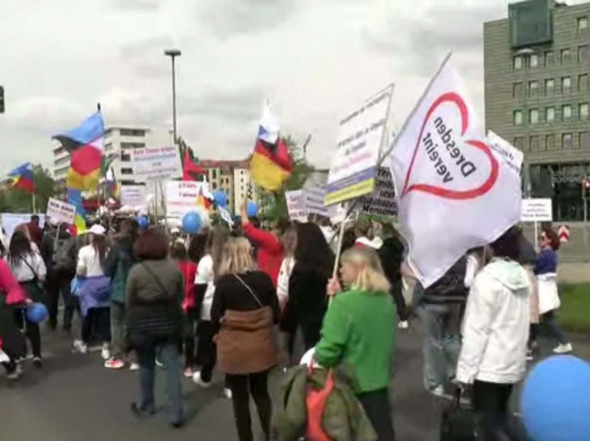 Baghi161's tweet photo. #DresdenVereint auf #ProRussland Demo 🤷♀️
#dd3004 https://t.co/gUFd3OVvv3