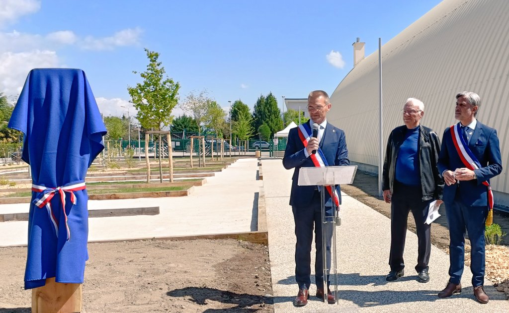 remy_jrd's tweet photo. J'ai eu le plaisir de participer ce matin à l'Inauguration de l'Espace Alain Cherfils, au #Versoud, en présence d'habitants et élus locaux.
Ce fut un moment de convivialité très agréable et riche d'émotion,
Merci à Christophe Suszylo, Maire, de m'avoir invité.
#circo3805 https://t.co/FdAV52Epkh