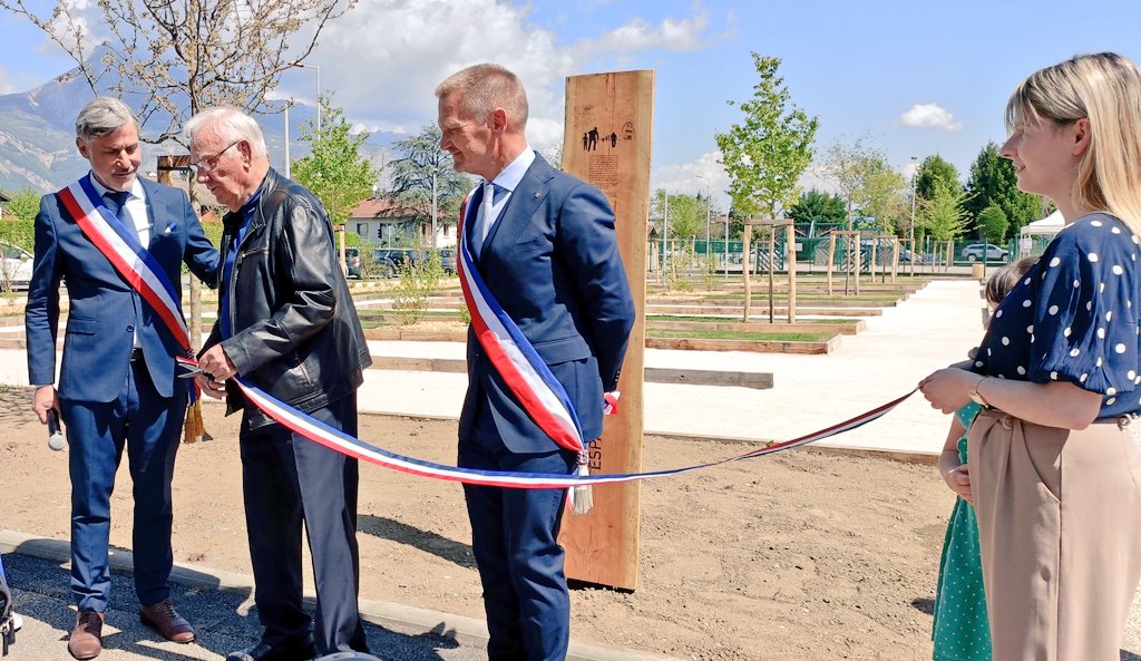 remy_jrd's tweet photo. J'ai eu le plaisir de participer ce matin à l'Inauguration de l'Espace Alain Cherfils, au #Versoud, en présence d'habitants et élus locaux.
Ce fut un moment de convivialité très agréable et riche d'émotion,
Merci à Christophe Suszylo, Maire, de m'avoir invité.
#circo3805 https://t.co/FdAV52Epkh