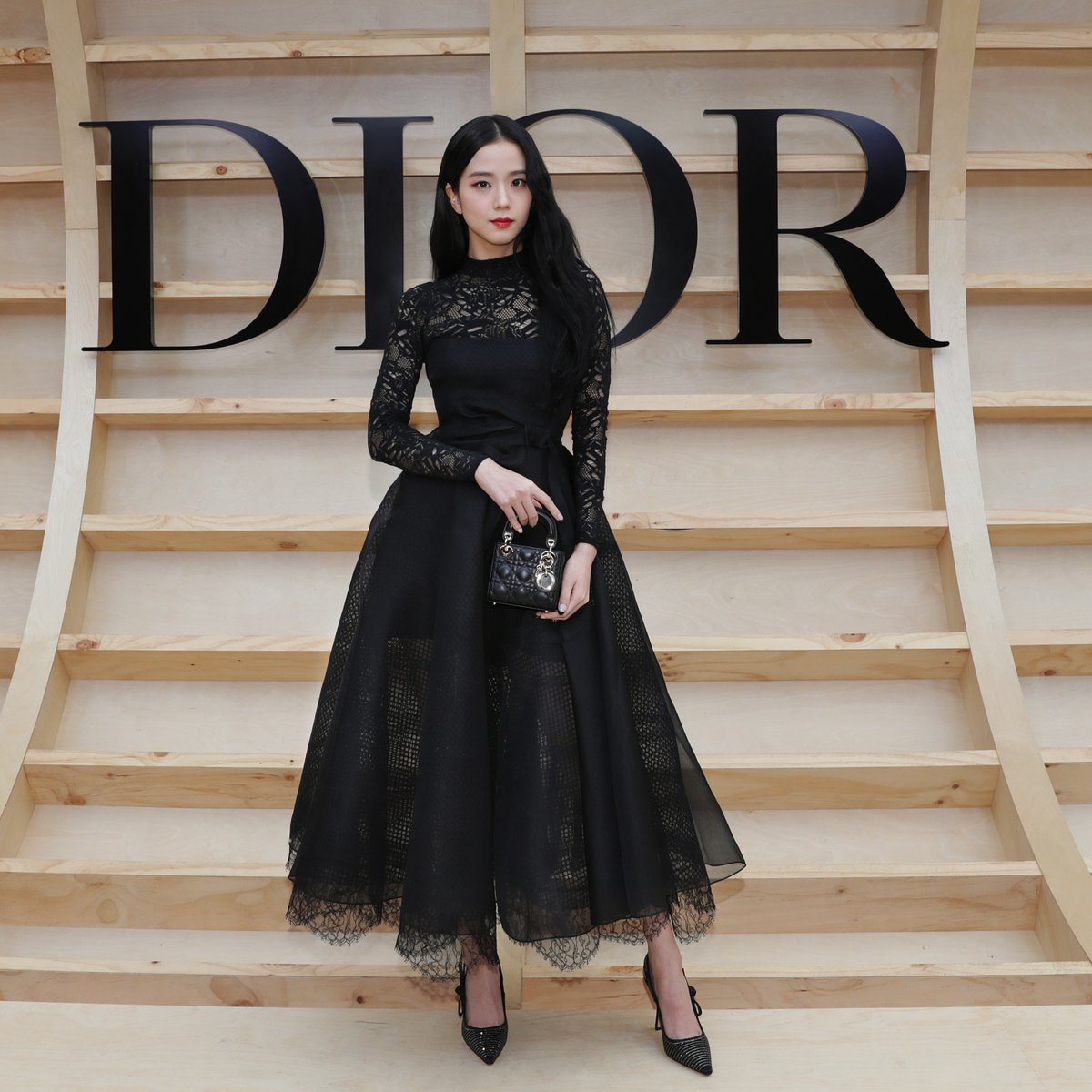 JISOO, Dior fashion and beauty global ambassador, was just one of the special guests to discover the Fall 2022 by Maria Grazia Chiuri at the just-ended show in Seoul. Relive the experience digitally now on our Twitter account!
#DiorFall22