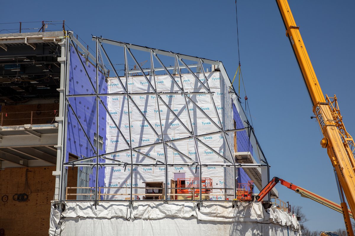 BuffaloAKG's tweet photo. #BuildingTheBuffaloAKG: The construction team is installing the steel frame of the glass curtain wall on the new Gundlach Building. The frame will support hundreds of pieces of glass that will enclose the building and provide new sight lines. @GilbaneBuilding @CooperRobertson https://t.co/j9wTu0KBMS