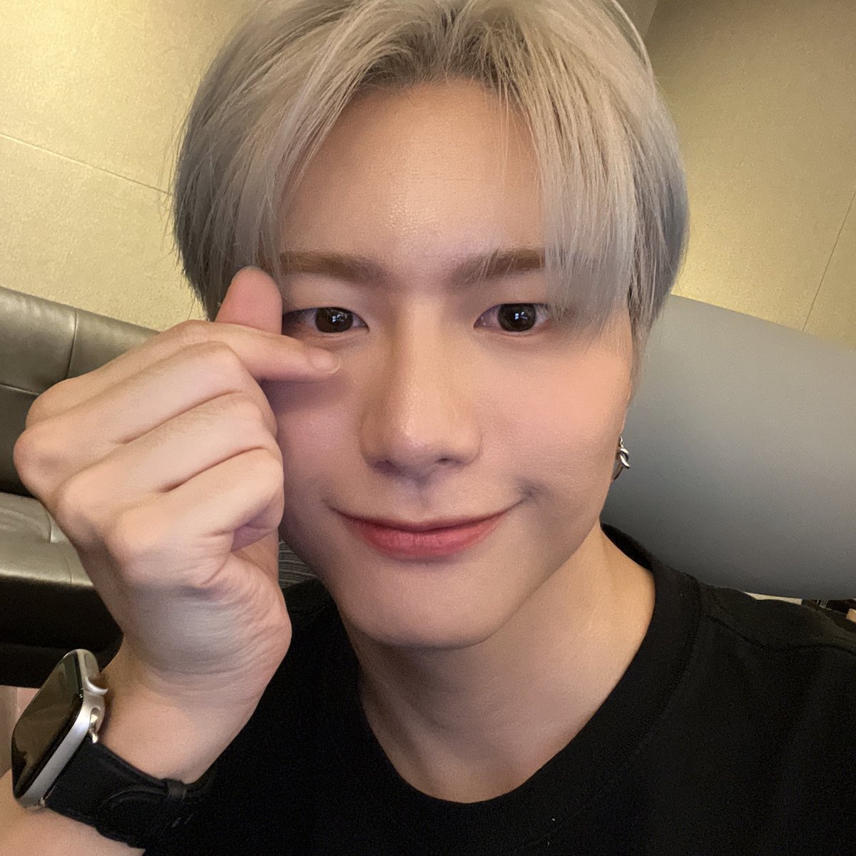 NewWorld_VICTON's tweet photo. [#승식 ]오늘도 즐거웠다면💙💛 https://t.co/7E3f5RXj6y