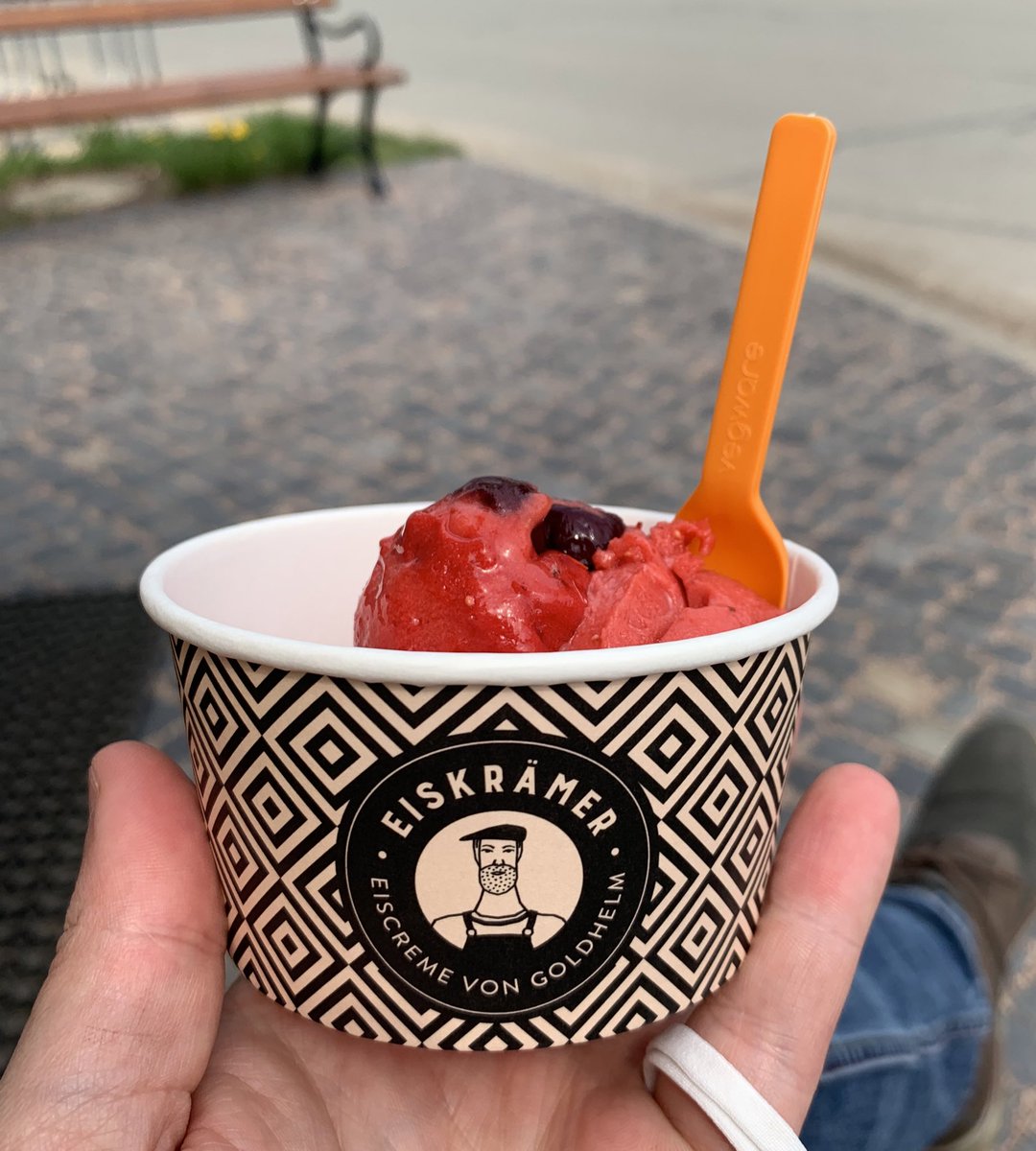 hertwig_michael's tweet photo. Lecker! 🤤 Hab mir ein Eis vom #Eiskraemer gegönnt. 🍦
Wenn ihr auch Eis aus der Schoko-Manufaktur #Goldhelm probieren wollt, kommt hier her:

///probte.fliesen.bereits nach Wülfershausen. https://t.co/AZL8l1cus5