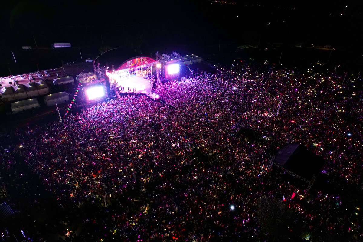 PhilstarNews's tweet photo. ANOTHER RECORD-BREAKING RALLY

CROWD UPDATE: According to organizers, the Leni-Kiko rally in Bauan, Batangas, now has an estimated crowd of 280,000 people.

📸: Leni Robredo / Facebook https://t.co/W71mFxnGxt