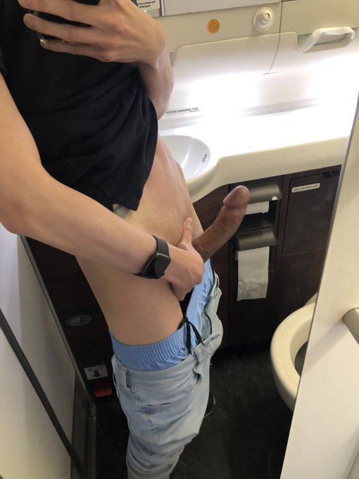 Obligatory nudes taken on the plane 😈 https://t.co/22z0rQTVp8