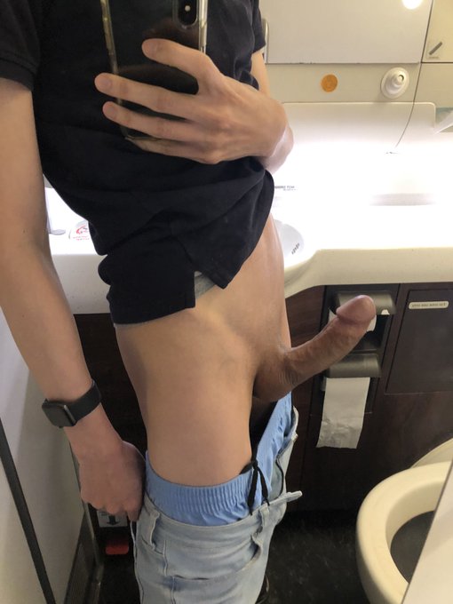 Obligatory nudes taken on the plane 😈 https://t.co/22z0rQTVp8