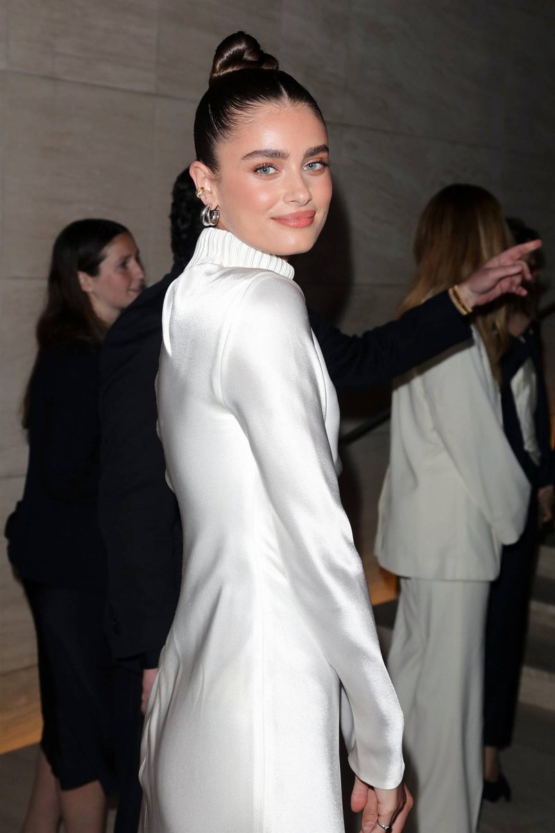 taylorhillarg's tweet photo. ELLA! Taylor Hill en la fiesta de lanzamiento de la campaña de Cote Des Roses en Los Ángeles - 29/04 https://t.co/BUwhvo8Wxr