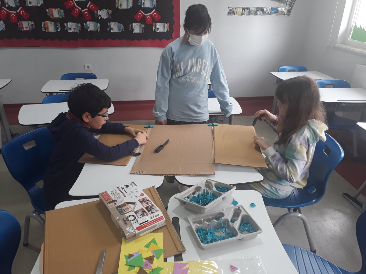Yaratıcı Fikirler dersinde bu hafta
makedo setlerimizle kendi robotlarımızı tasarladık 🤗🤖 <a href="/BaharBrbr/">Bahar Berber Akhan</a> <a href="/omerfarukozer/">ömer faruk özer</a> <a href="/aynurbalkan22/">Aynur BALKAN</a>