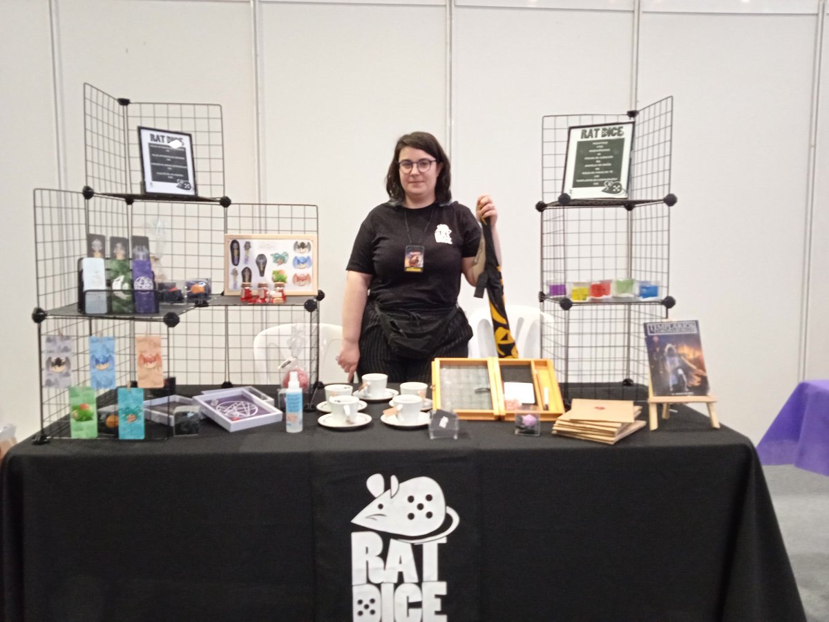 toriolk's tweet photo. Durante este finde en #ComarCON22, puedes hacerte con un ejemplar del #juegoderol de moda #TemplariosenCoronaburgo, en el stand de @rat_dice.
Estamos enfrente de la zona de #softcombat.
Mañana de nuevo otra partida de #TeC a las 17:00h.
@lacomarcon #JuegosdeMesa #Rol https://t.co/pNE5Yhm3x8