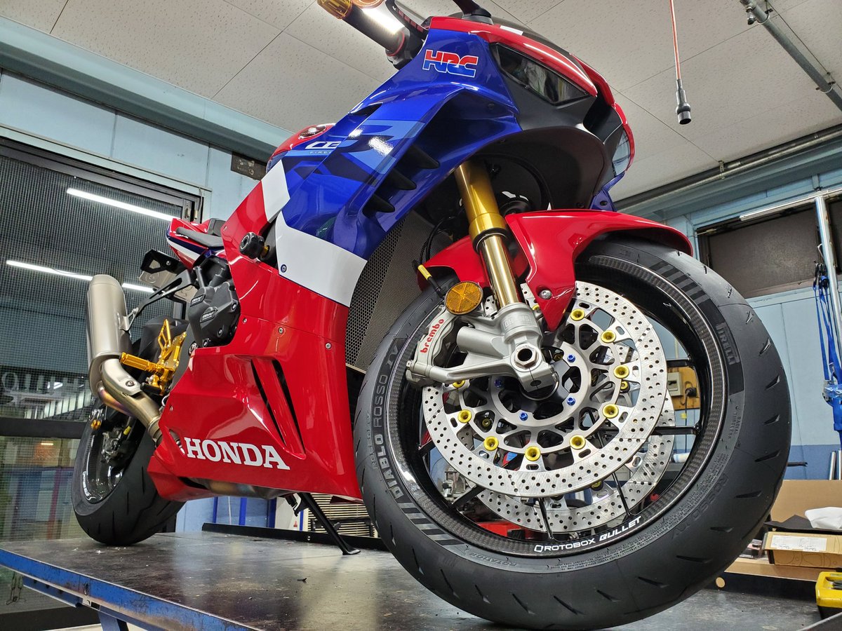 nankaioyama's tweet photo. #CBR1000RR-R
完成致しました👍
カーボンホイールを筆頭に、
各所に人気な、高価なパーツで
仕上がりました👍👍
#ホイール #ROTOBOX #BULLET
#ブレーキディスク
#SUNSTAR #WorksExpand
#ブレーキホース
#GOODRIDGE #buildaline
#バックステップ #babyface 
#チタンボルト #βTITANIUM 
#バイクが好きだ https://t.co/eM1CDl6OkN