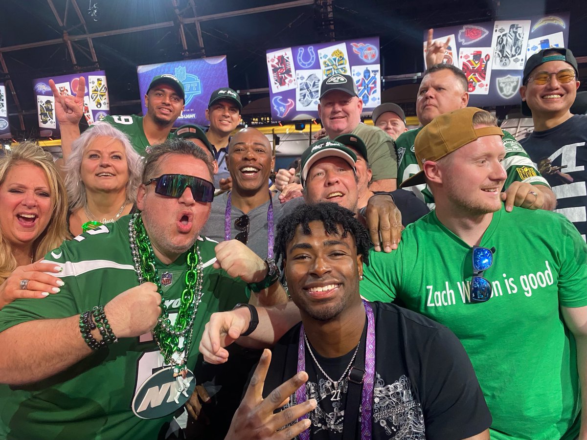 victorgreen2121's tweet photo. #JetsNation You know I had to go get in w my #JETS family. @nyjets #Nfldraft22 https://t.co/x8GdaMxKyP