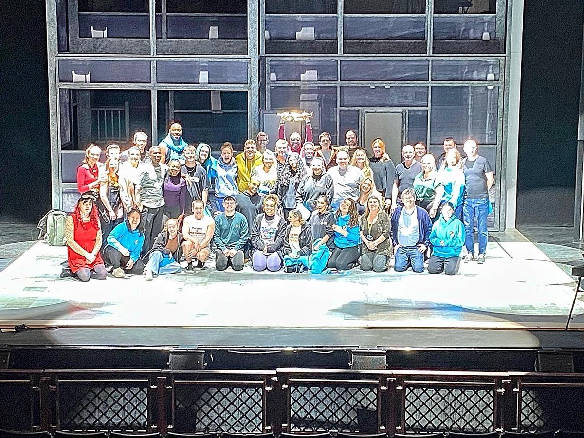 Lasting memories, beautiful new friendships and new beginnings is what life is all about…Every new page we turn is a chance to blossom &amp; grow! Thanks to this beautiful bunch I have done just that @jamiemusical so much love always #lastdayoftour