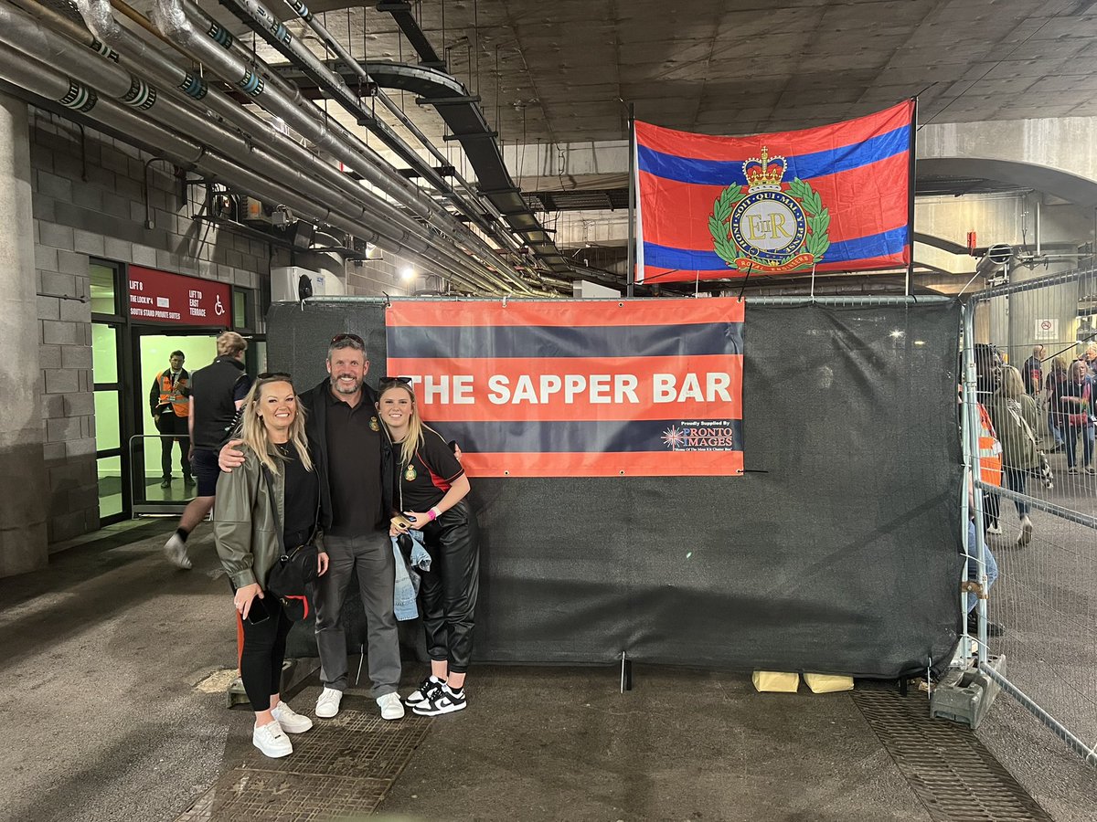 chrishurdman's tweet image. First time in the SAPPER BAR for Evie! #ArmyvNavy