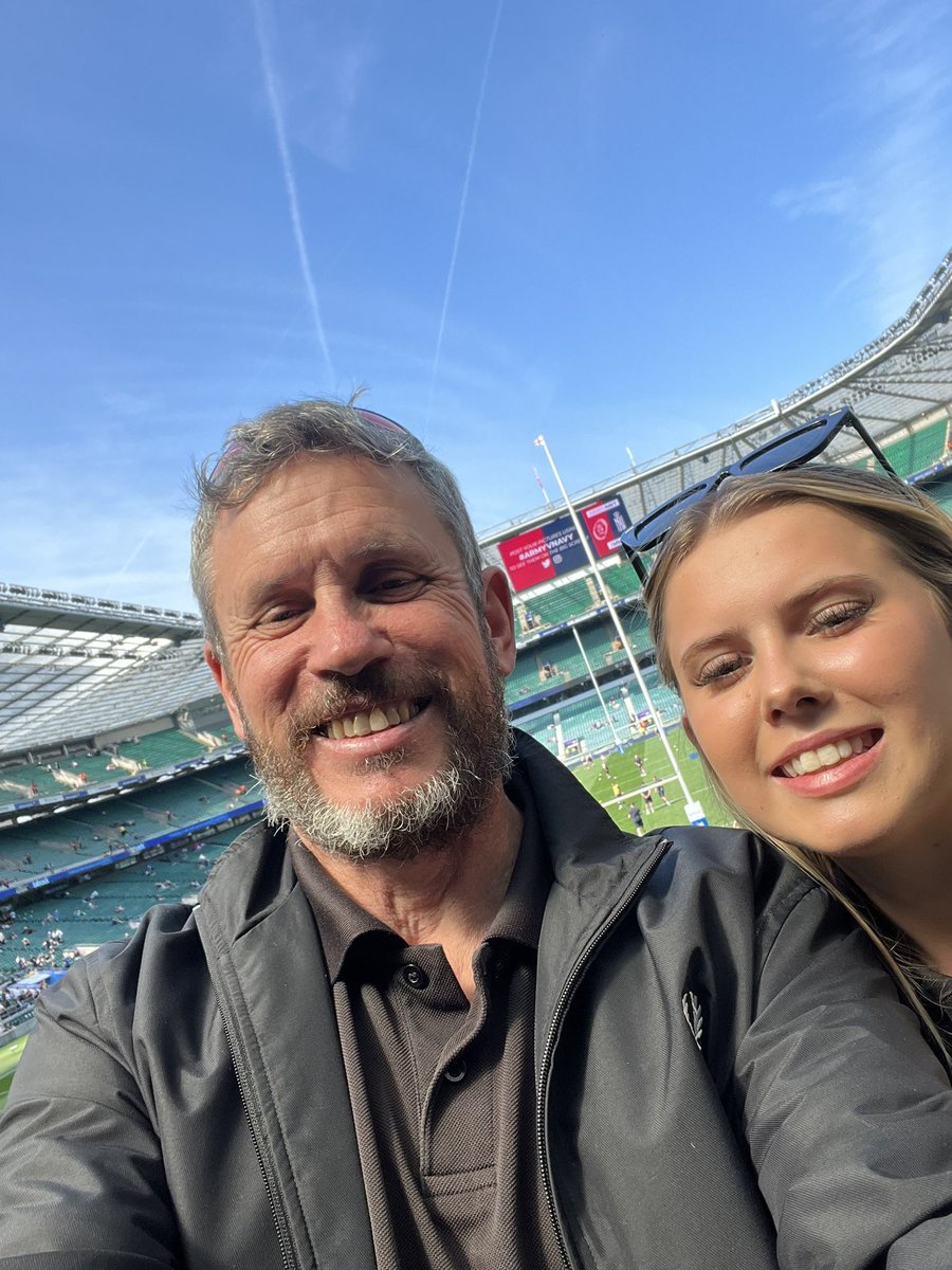 chrishurdman's tweet image. First time in the SAPPER BAR for Evie! #ArmyvNavy