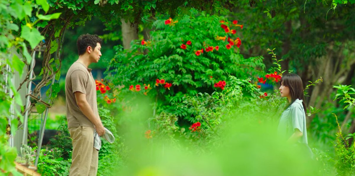 midnight_oat's tweet photo. #MyLiberationNotes
The use of flowers, distance, and lines as the metaphor for Mijeong &amp; Mr. Gu's relationship is impressive. Flowers symbolize a great change/beginning, distance portrays the dynamics and lines for boundaries
–thread 🧵 https://t.co/FuH0xTwkRj