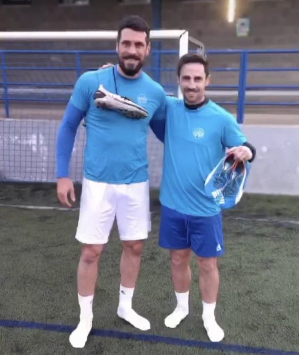 Grans jugadors pero sobretot millors persones, sou un exemple de 'veteranos' dins un vestuari. Vos desitj lo millor. Casti anyorare es videos prepartit de champions etc etc!
<a href="/Del_Castillo_15/">Toni Del Castillo</a> <a href="/Chipiron88/">RGVF</a>