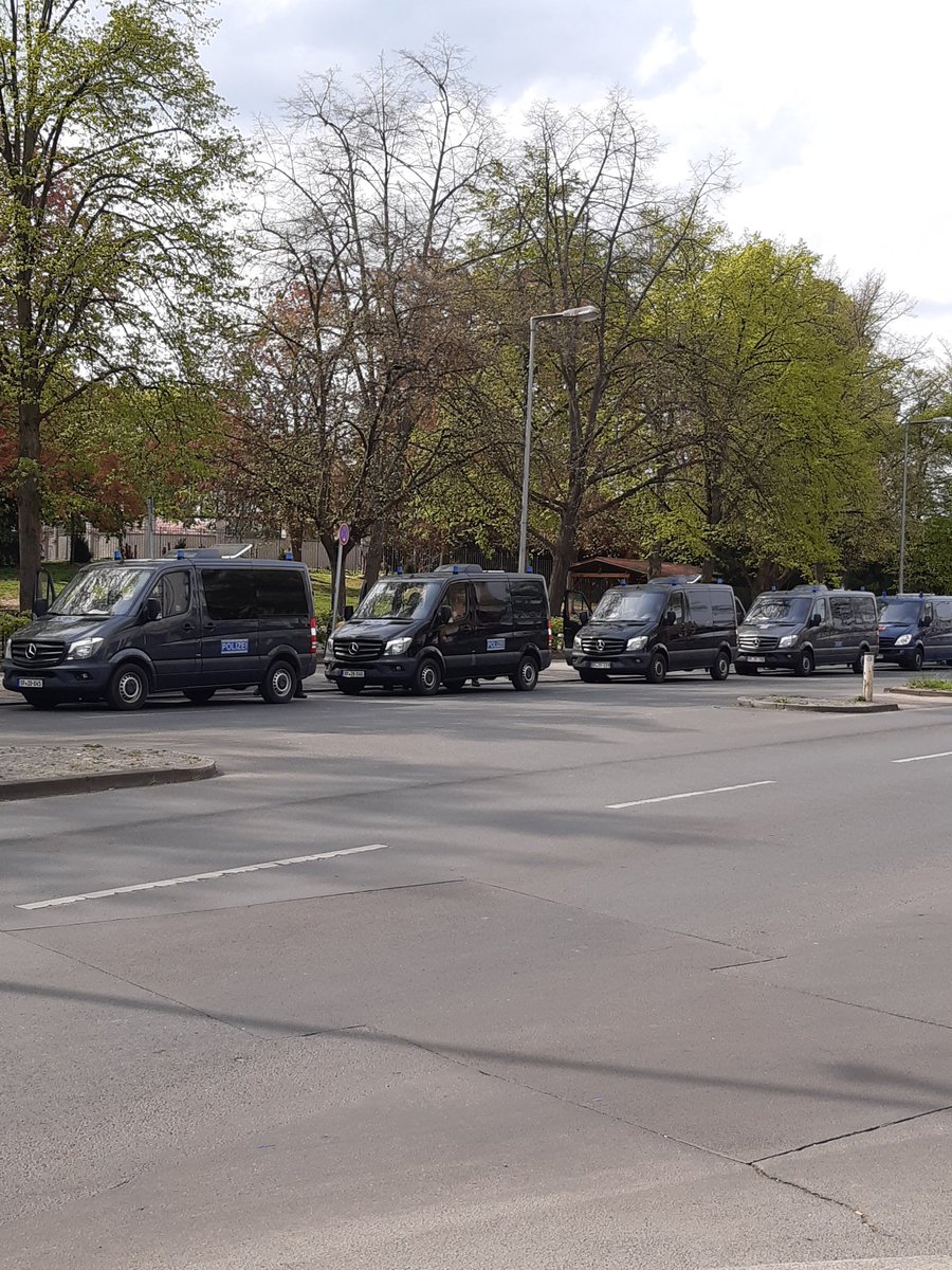 #b3004 15:30
Am Endpunkt der Weddingdemo unweit des S/Ubhf Gesundbrunnen ist schon Bundespolizei, mutmasslich BFE+, aufgefahren. Bislang schätzungsweise 15-20 Fahrzeuge