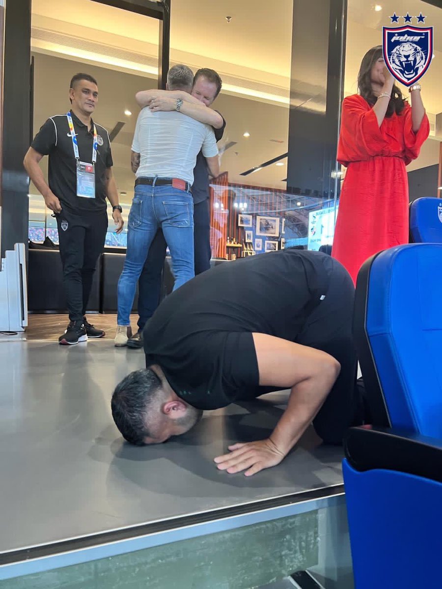 OfficialJohor's tweet photo. "Vision without execution is hallucination." - HRH Major General Tunku Ismail Ibni Sultan Ibrahim, Crown Prince of Johor and JDT owner

PURE PASSION!

More photos at https://t.co/d58bLywUXl https://t.co/eduKG8KMrY