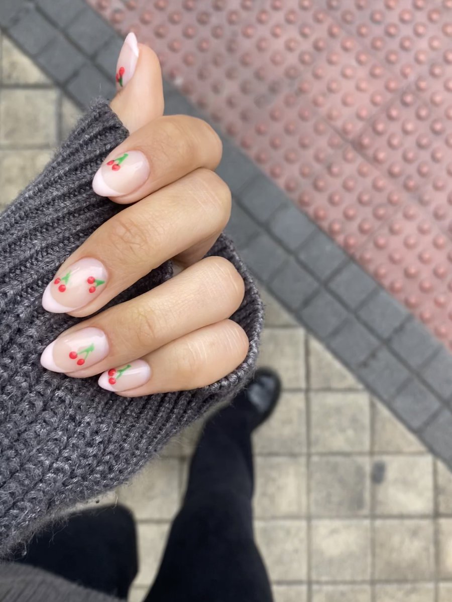 a1ex6ndra's tweet photo. 👩🏻‍💻💅🏻🌧👩🏻‍💻 https://t.co/bsisHRwGGd