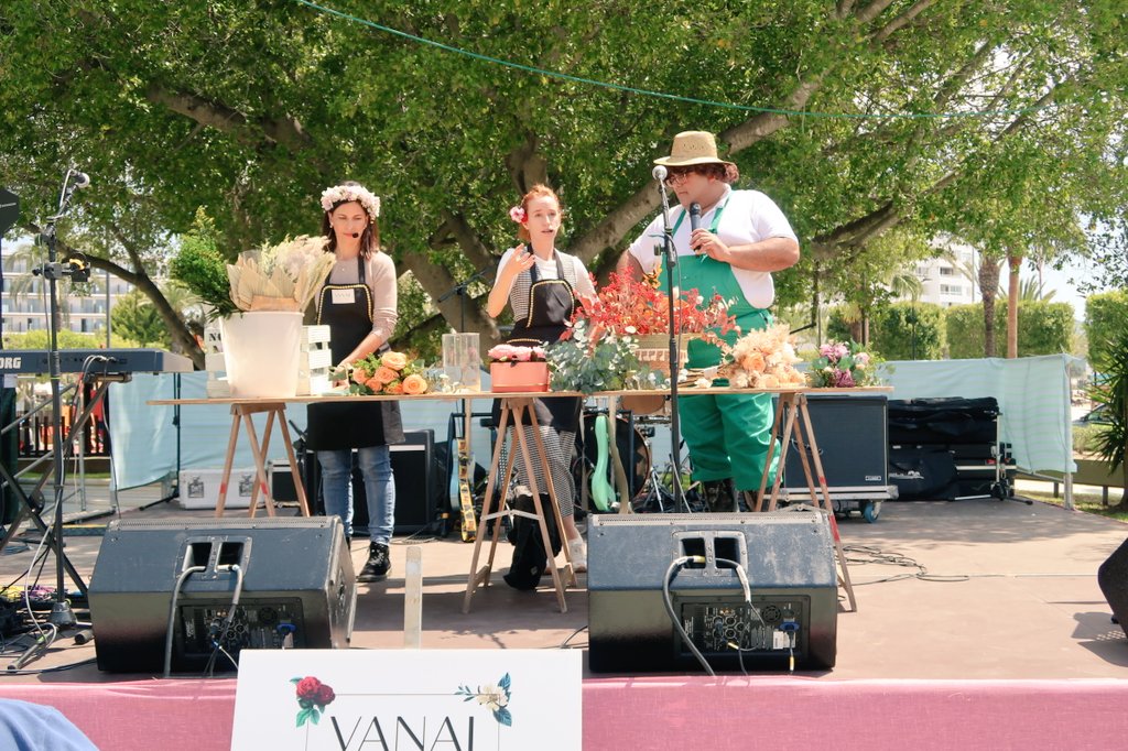 sant_antoni's tweet photo. 🌸 Estam celebrant la primera jornada de la festa 'Viu la Primavera a Sant Antoni'.

👉 Música en directe, actuacions, tallers infantils, mercat i moltes activitats més!

Seguim aquesta tarda i demà! 💚💛 https://t.co/JASiyS99v8