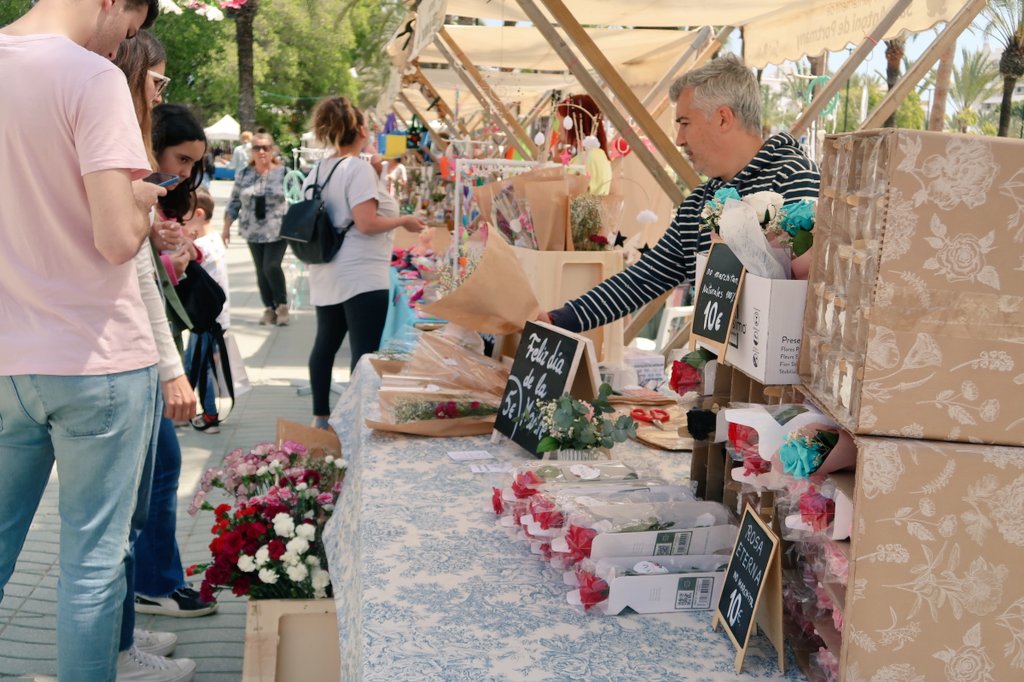 sant_antoni's tweet photo. 🌸 Estam celebrant la primera jornada de la festa 'Viu la Primavera a Sant Antoni'.

👉 Música en directe, actuacions, tallers infantils, mercat i moltes activitats més!

Seguim aquesta tarda i demà! 💚💛 https://t.co/JASiyS99v8