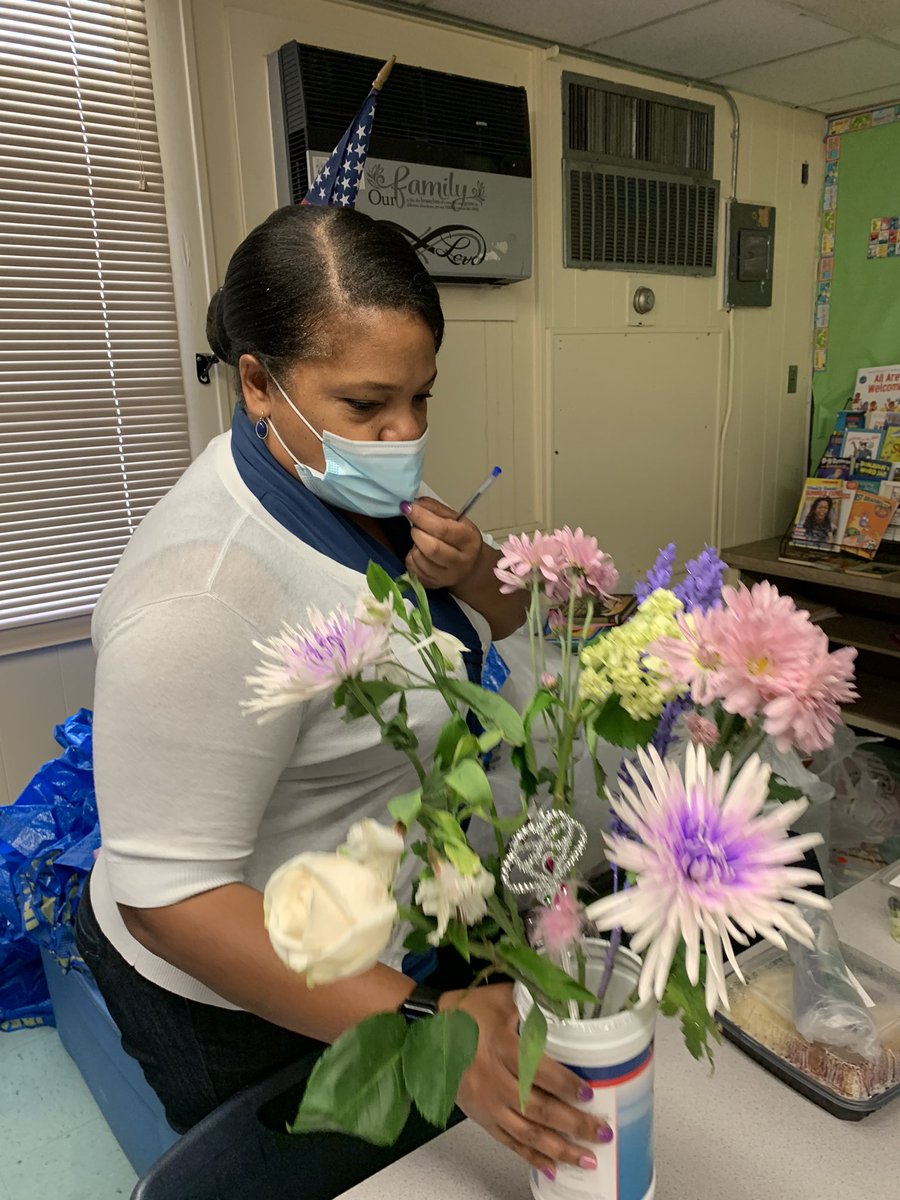 CrystalW81's tweet photo. The @GrissomHISD family is blessed beyond measure to have our wonderful Wraparound Specialist @WRS_Overstreet!! She goes above and beyond to support our scholars, family, and community! We love you! 💕🚀 @Ms_KimKiser https://t.co/jngBLvTRWs