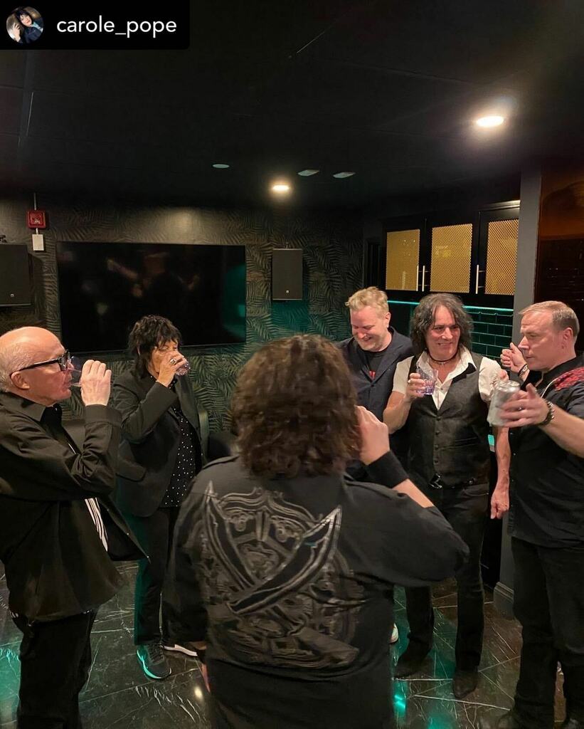 andydrumsdotcom's tweet photo. Repost • @carole_pope Backstage Rough Trade toast at the El@MoCambo @timwelch @kevanstaples @kevinhearn @mikeborkosky @andydrumsdotcom https://t.co/NGnKLshUMA https://t.co/fNP5mhZUm9