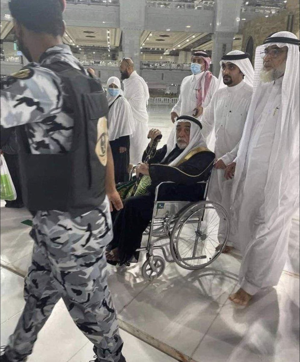 الذي على الكرسي المتحرك هو كبير سدنة بيت الله الحرام الشيخ صالح الشيبي حامل مفتاح الكعبة المشرفة حفيد عثمان بن طلحة رضي الله عنه
الذي سلمه رسول الله صلى الله عليه وسلم مفتاح الكعبة ليكون في أحفاده الى يوم القيامة
من الذي أخبر الرسول ﷺ أن نسل عثمان لن ينقطع إلى يوم القيامة!!