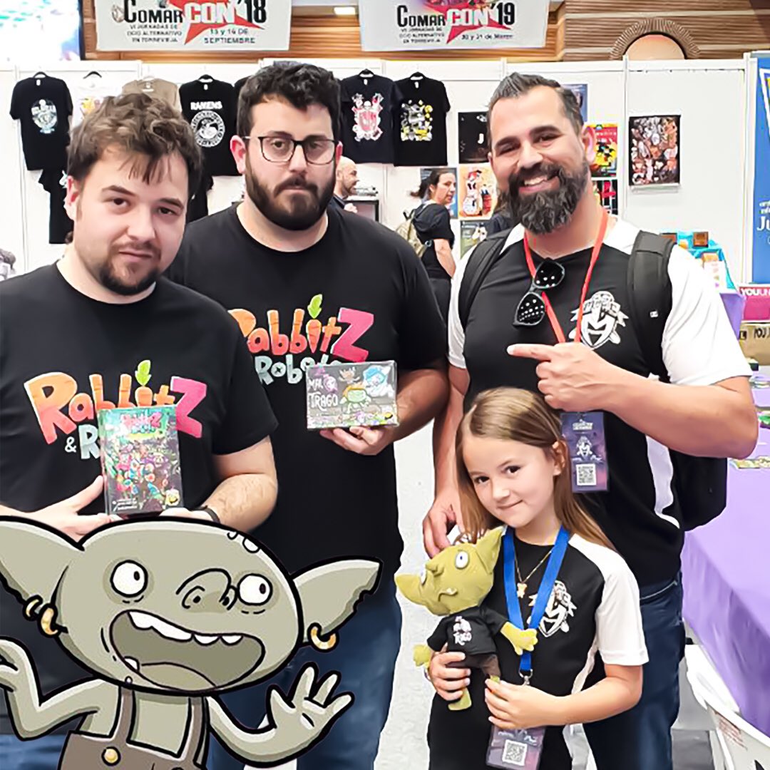PlayMagicTeam's tweet photo. Acabamos de llegar a la #ComarCON22 y ya estamos conociendo a cracks !! Aquí estamos con los genios de @orimonk , creadores de juegazos de mesa como ‘Mal Trago’ y ‘RabbitZ & Robots’ de @rocketlemon !! Mil gracias por los regalos!! 💛💛💛 @lacomarcon https://t.co/kiwc1teq5C