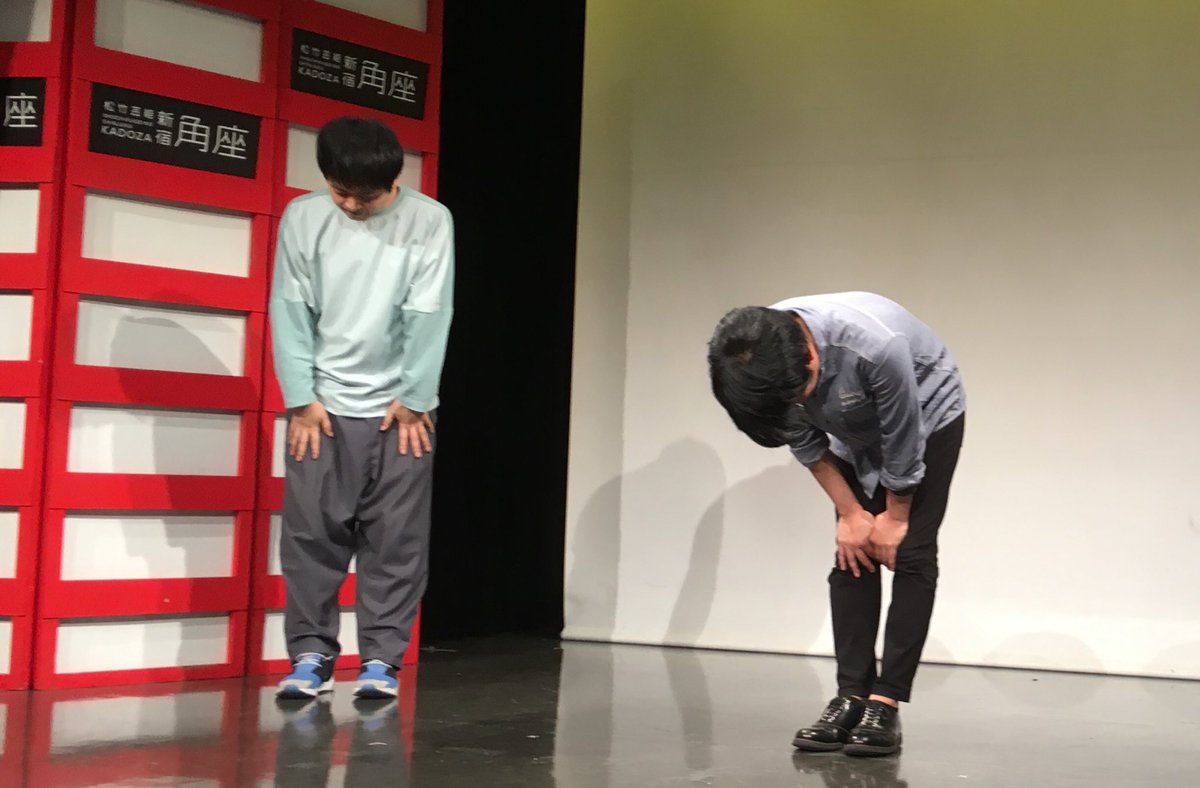 ka0maru's tweet photo. この対照的なお辞儀が大好きでした。またいつか隣に並んでくれる日が来ると信じてるから。信じるのは勝手だもんね。 https://t.co/qJh7mXnzKU