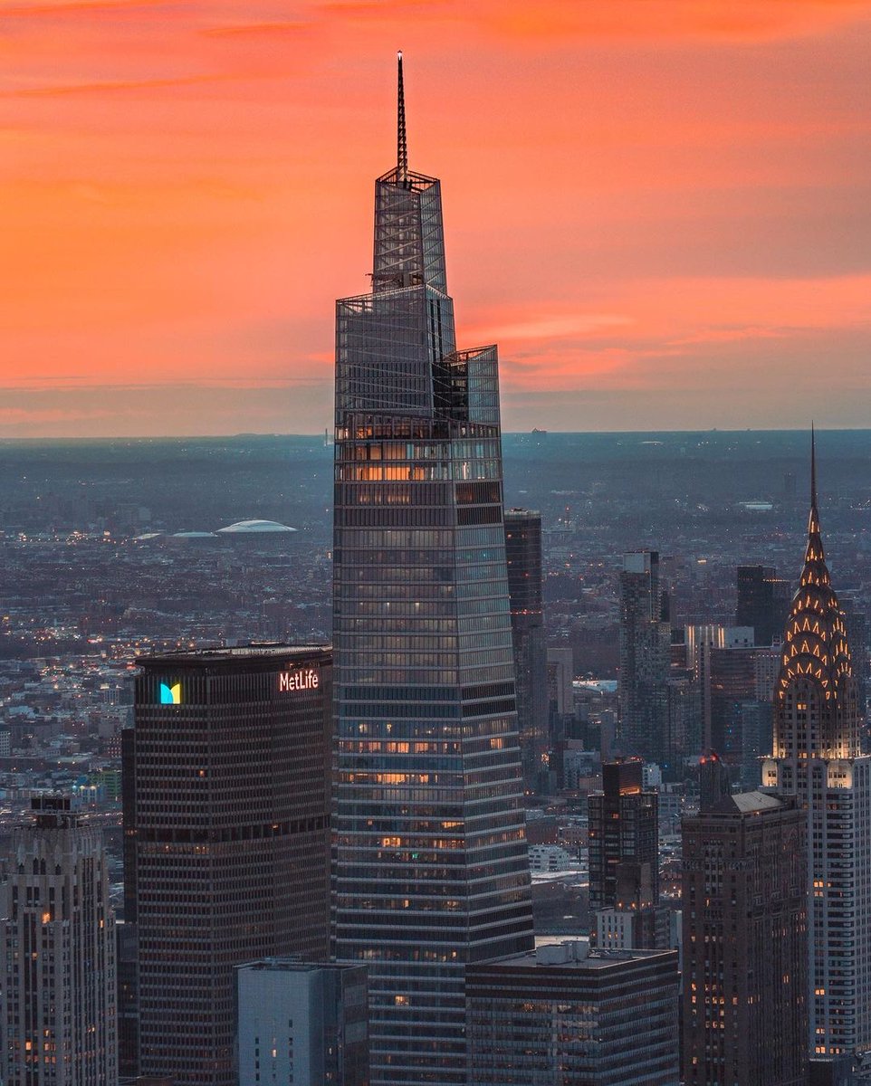 Spring sunrise over The Edge.

📷 @letsjustgowiththeflow

#nycskyline #theedgenyc #sunrise #staycurious