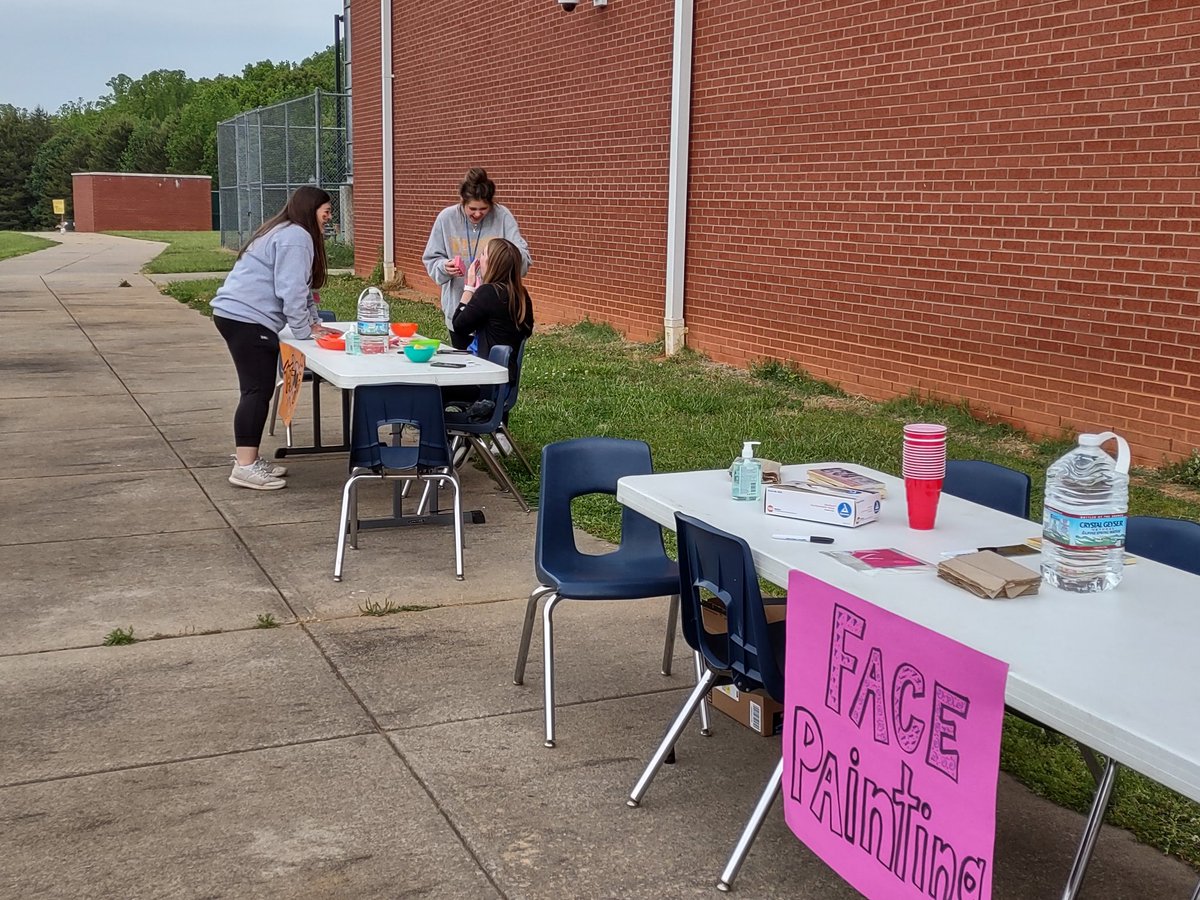 dedrington's tweet photo. Come on out and have some fun...now until 2 @HoundsPta @MHsmothers @Huntshounds https://t.co/h5efGLuUVG