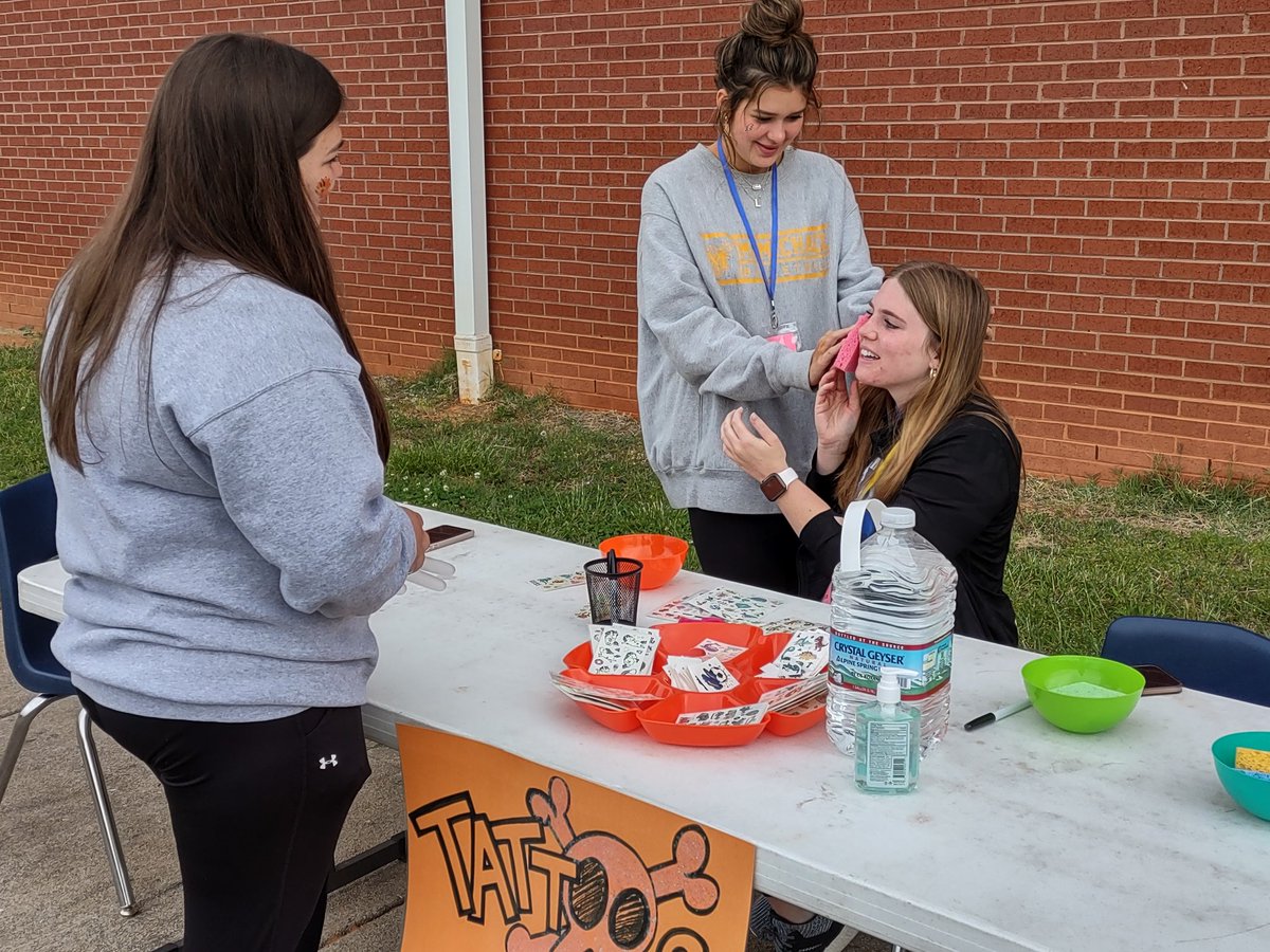 dedrington's tweet photo. Come on out and have some fun...now until 2 @HoundsPta @MHsmothers @Huntshounds https://t.co/h5efGLuUVG